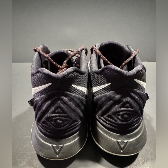 Size 14 - Men's Nike Kyrie 5 Friends Black‎ Basketball Sneakers Shoes Athletic - Picture 3 of 7